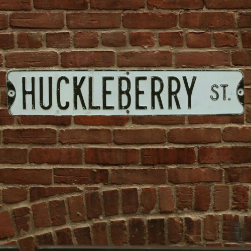 画像クリックで大きく確認できます　Click↓2: アメリカン ストリート サイン（HUCKLEBERRY ST.）/Street Sign