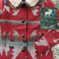 トゥルーグリット イエローストーン アズテック カントリージャケット（レディース・レッド）/True Grit Yellowstone Jacket(Red)