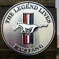 フォード モーターカンパニー マスタング エンボス ティンサイン メタルサイン 看板（シルバー・ブラック）/Ford Motor Company Mustang Embossed Metal Sign THE LEGEND LIVES MUSTANG