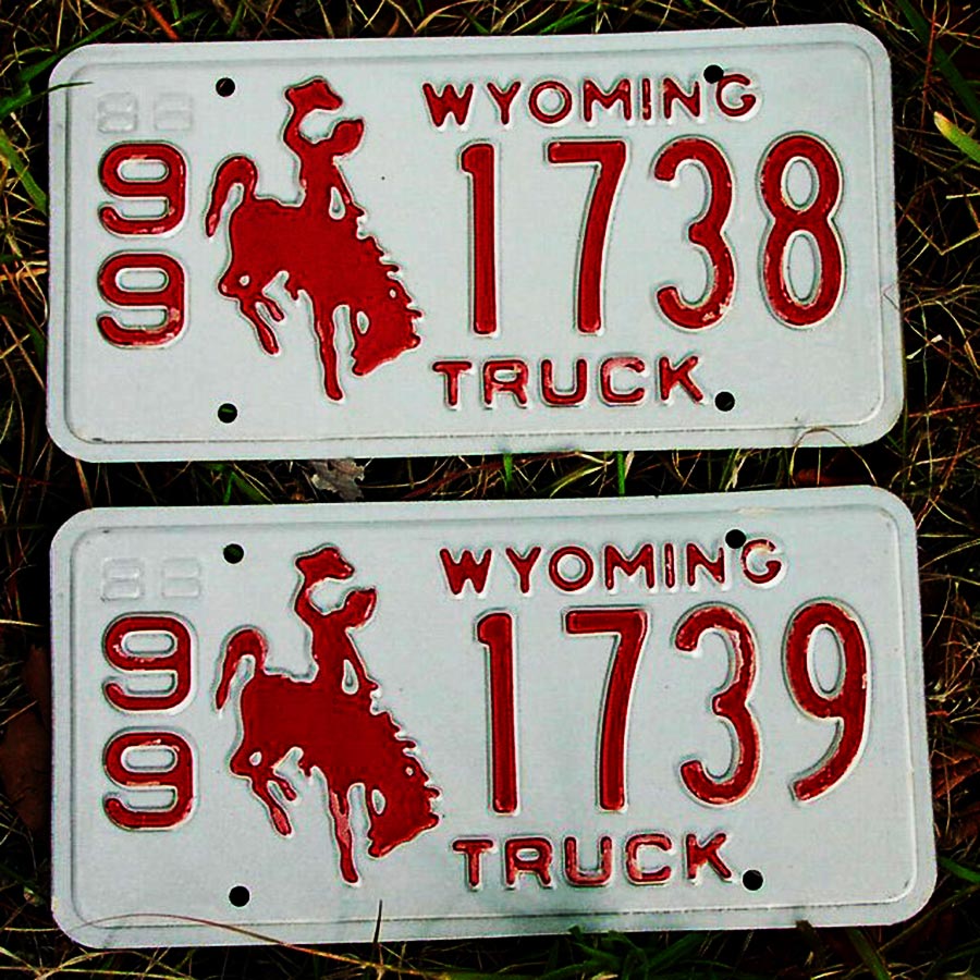 画像: アメリカ ワイオミング州 ナンバープレート・カーライセンスプレート 連番2枚セット/Wyoming License Plates TRUCK